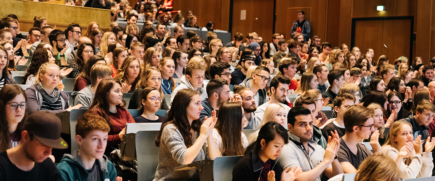 Viele Studierende im Hörsaal bei einer Erstsemesterveranstaltung der Universität zu Köln.
